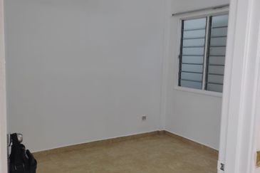 3 Bedrooms Seri Markisa Puchong Basic Unit for Rent