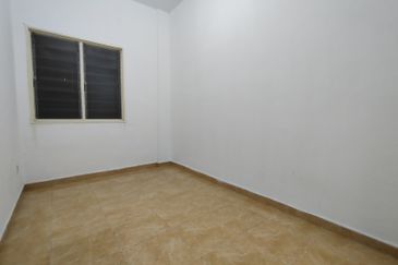 3 Bedrooms Seri Markisa Puchong Basic Unit for Rent