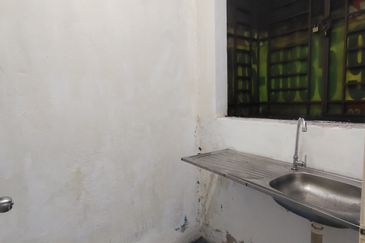 3 Bedrooms Seri Markisa Puchong Basic Unit for Rent