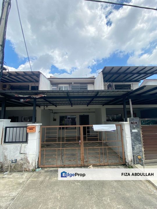Deretan rumah teres dan jalan kejiranan Taman Scientex Pasir Gudang