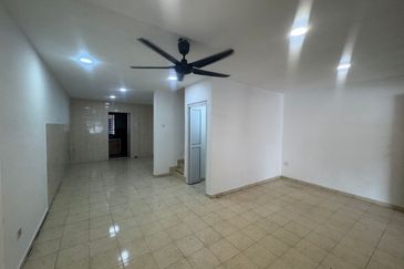 Nusantara Gelang Patah. Medium cost house for Sale. Good Condition 