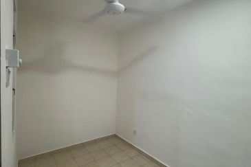 Nusantara Gelang Patah. Medium cost house for Sale. Good Condition 