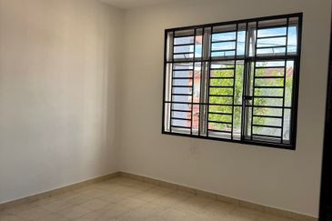 Nusantara Gelang Patah. Medium cost house for Sale. Good Condition 