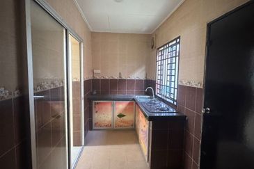 Nusantara Gelang Patah. Medium cost house for Sale. Good Condition 