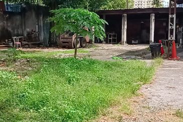 Bungalow facing road 