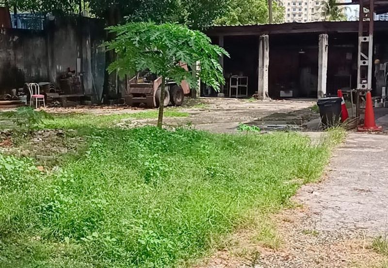 Bungalow facing road 