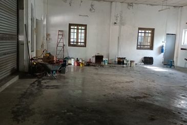 Bungalow facing road 