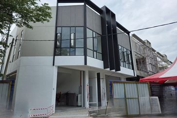 Double storey warehouse / factories, Nilai 3, Negeri Sembilan, for Sale