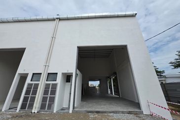 Double storey warehouse / factories, Nilai 3, Negeri Sembilan, for Sale