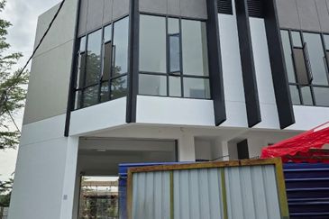 Double storey warehouse / factories, Nilai 3, Negeri Sembilan, for Sale