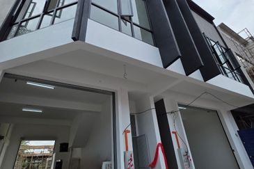 Double storey warehouse / factories, Nilai 3, Negeri Sembilan, for Sale