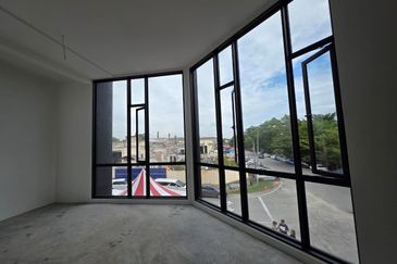 Double storey warehouse / factories, Nilai 3, Negeri Sembilan, for Sale