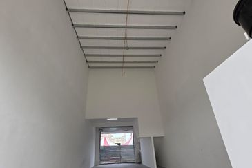 Double storey warehouse / factories, Nilai 3, Negeri Sembilan, for Sale