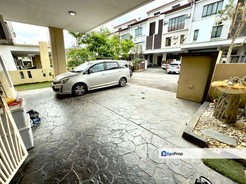 CANTIK | 3 STOREY SEMI-D @ TAMAN TROPIKA 2, SUNGAI TANGKAS BANGI, Selangor, Kajang