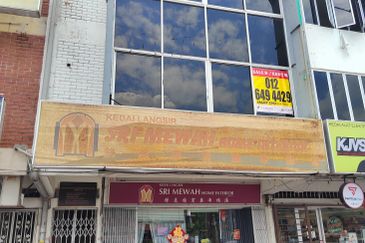 3 Storey Shoplot beside main road for Sale