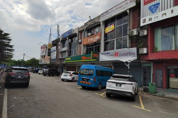 3 Storey Shoplot beside main road for Sale
