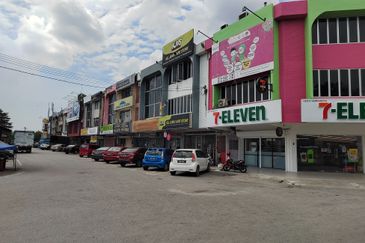 3 Storey Shoplot beside main road for Sale