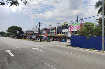 3 Storey Shoplot beside main road for Sale