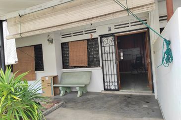 Super location, intermediate Single Storey Property