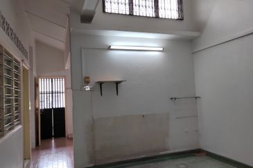 Super location, intermediate Single Storey Property