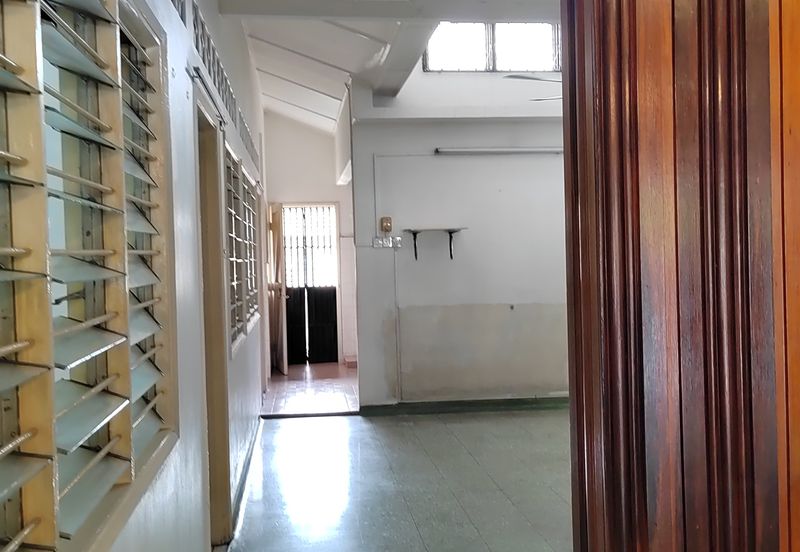 Super location, intermediate Single Storey Property