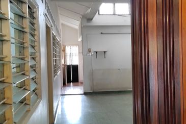 Super location, intermediate Single Storey Property