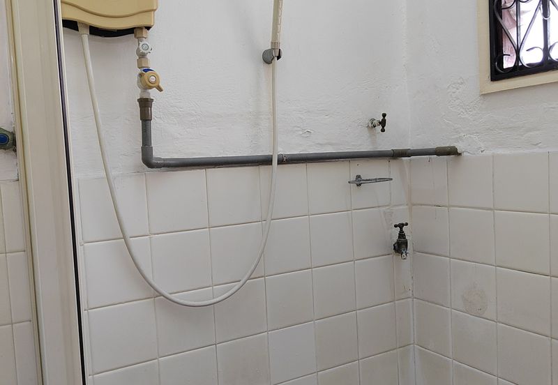 Super location, intermediate Single Storey Property