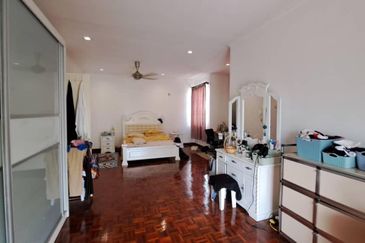 Jalan Putra Permai 10/2  A