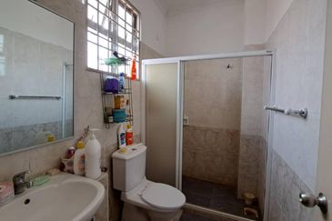 Jalan Putra Permai 10/2  A