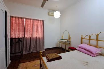 Jalan Putra Permai 10/2  A