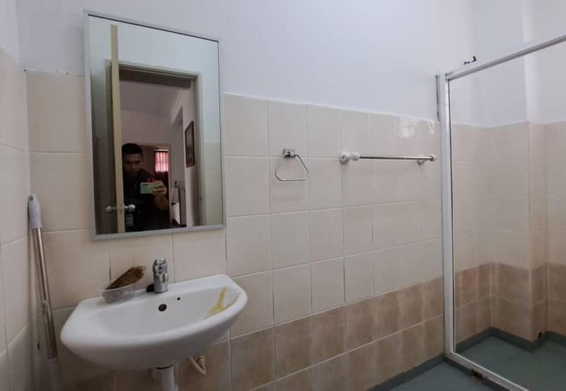 Jalan Putra Permai 10/2  A