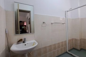 Jalan Putra Permai 10/2  A