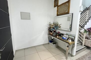 Taman Naluri Indah (Villa Primero)