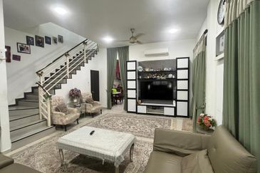 Taman Naluri Indah (Villa Primero)