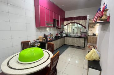 Taman Naluri Indah (Villa Primero)