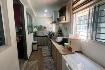 Taman Naluri Indah (Villa Primero)