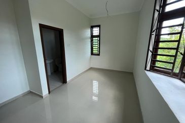 Lengkok Sungai Emas 1