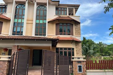 Lengkok Sungai Emas 1