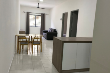 Sungai Long 3 Room 2 Bathroom Apartment: Pangsapuri Sena 