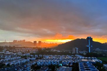 16 Quartz Melawati Condominium