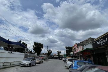 Between Pengkalan and Lahat Double Storey Shop For Sale 