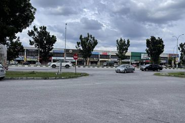 Between Pengkalan and Lahat Double Storey Shop For Sale 