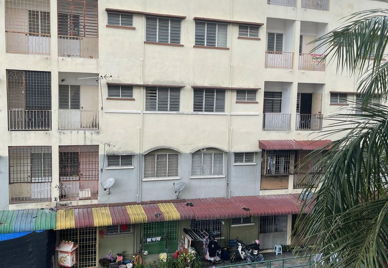 Panorama Lapangan Perdana Flat