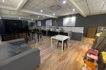 TAMAN BUNGA RAYA TBR OFFICE LVL 1 FOR RENT , RENOVATED 22X75 LONG SHOP OFFICE SETAPAK READY TO MOVE IN 