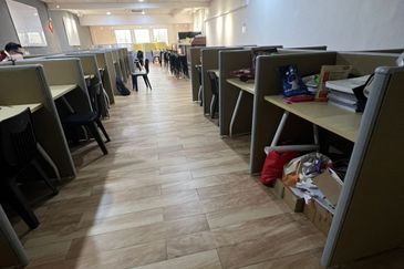 TAMAN BUNGA RAYA TBR OFFICE LVL 1 FOR RENT , RENOVATED 22X75 LONG SHOP OFFICE SETAPAK READY TO MOVE IN 