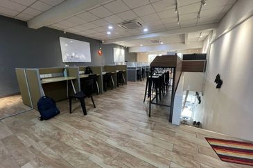 TAMAN BUNGA RAYA TBR OFFICE LVL 1 FOR RENT , RENOVATED 22X75 LONG SHOP OFFICE SETAPAK READY TO MOVE IN 