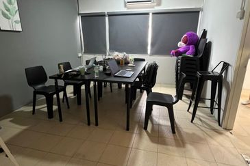 TAMAN BUNGA RAYA TBR OFFICE LVL 1 FOR RENT , RENOVATED 22X75 LONG SHOP OFFICE SETAPAK READY TO MOVE IN 