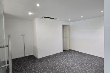 TAMAN BUNGA RAYA TBR OFFICE LVL 1 FOR RENT , RENOVATED 22X75 LONG SHOP OFFICE SETAPAK READY TO MOVE IN 