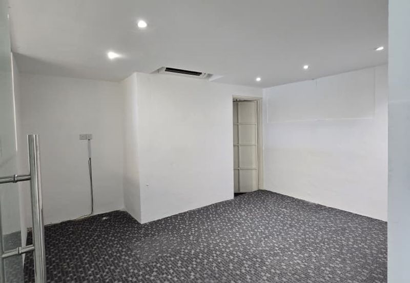 TAMAN BUNGA RAYA TBR OFFICE LVL 1 FOR RENT , RENOVATED 22X75 LONG SHOP OFFICE SETAPAK READY TO MOVE IN 