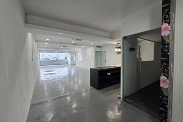 TAMAN BUNGA RAYA TBR OFFICE LVL 1 FOR RENT , RENOVATED 22X75 LONG SHOP OFFICE SETAPAK READY TO MOVE IN 